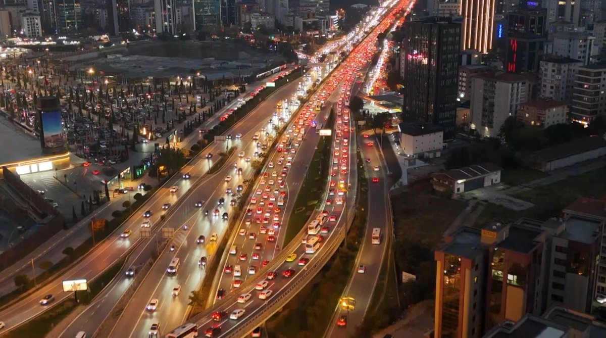 İstanbul’da trafik yoğunluğu yüzde 72 olarak ölçüldü
