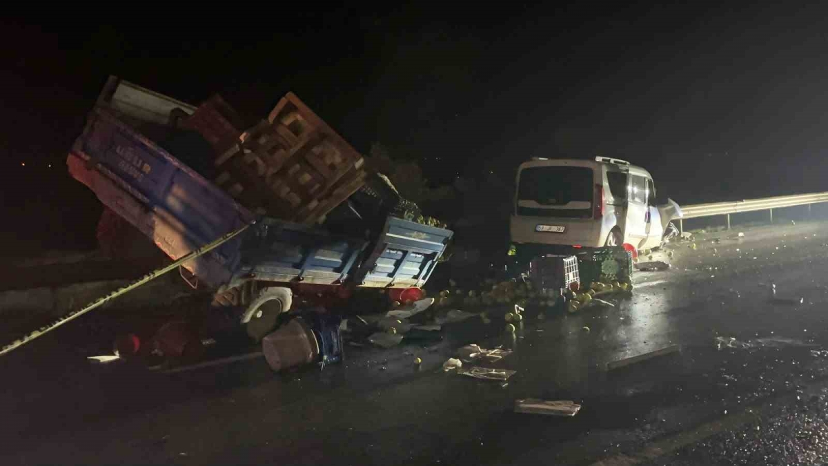 Sakarya’da 3 aracın karıştığı kazada 2 kişi öldü, 3 kişi yaralandı
