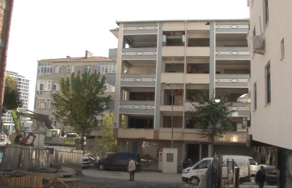 Güngören’de kentsel dönüşüm çıkmazı: Binalar yıkılıyor, esnaf yıllardır bekliyor
