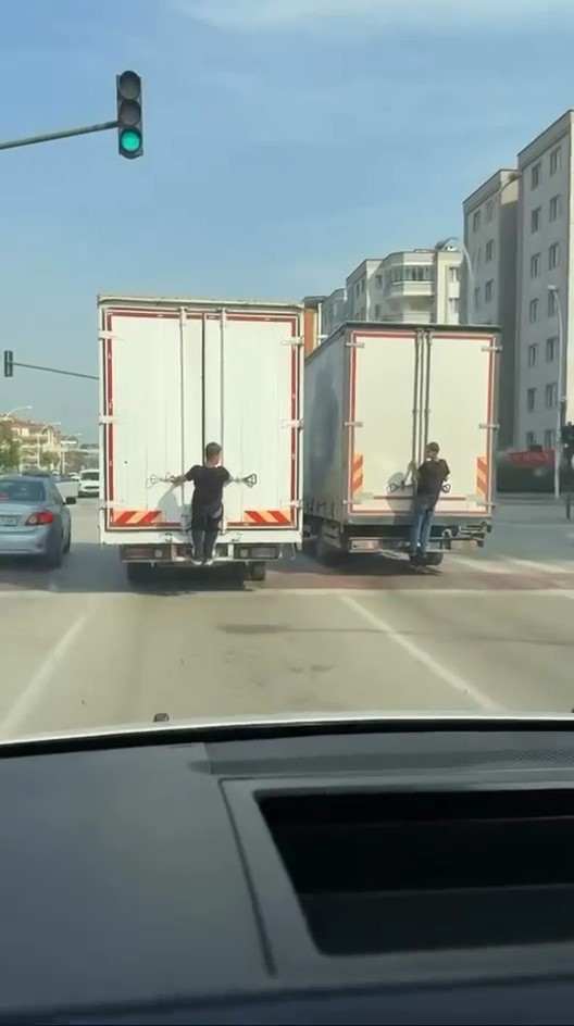 Çocukların tehlikeli oyunu kamerada
