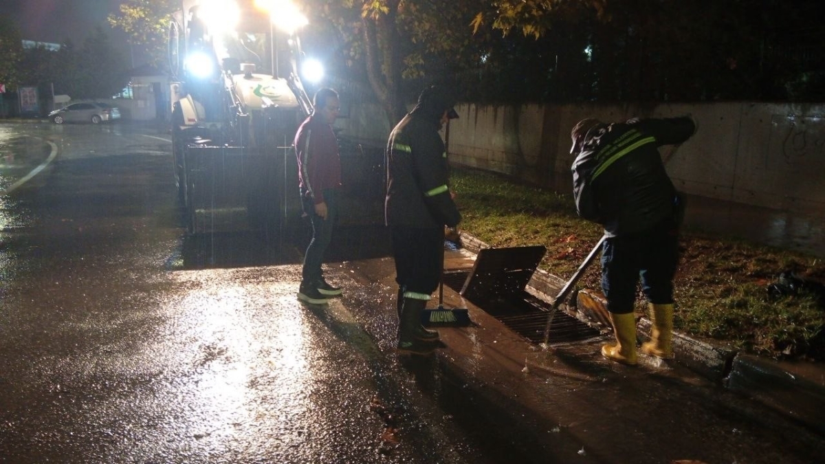 Çayırova’da sağanağa karşı ekipler gece boyunca çalıştı
