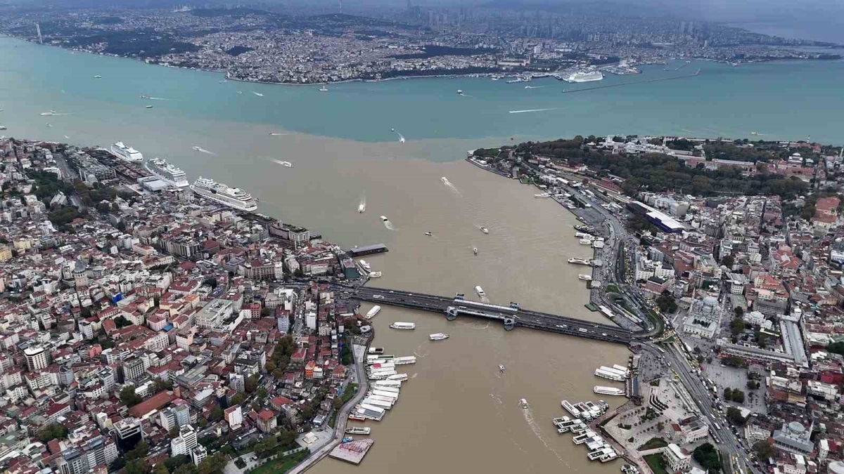 Çamura bulunan Haliç Boğaz’a böyle aktı
