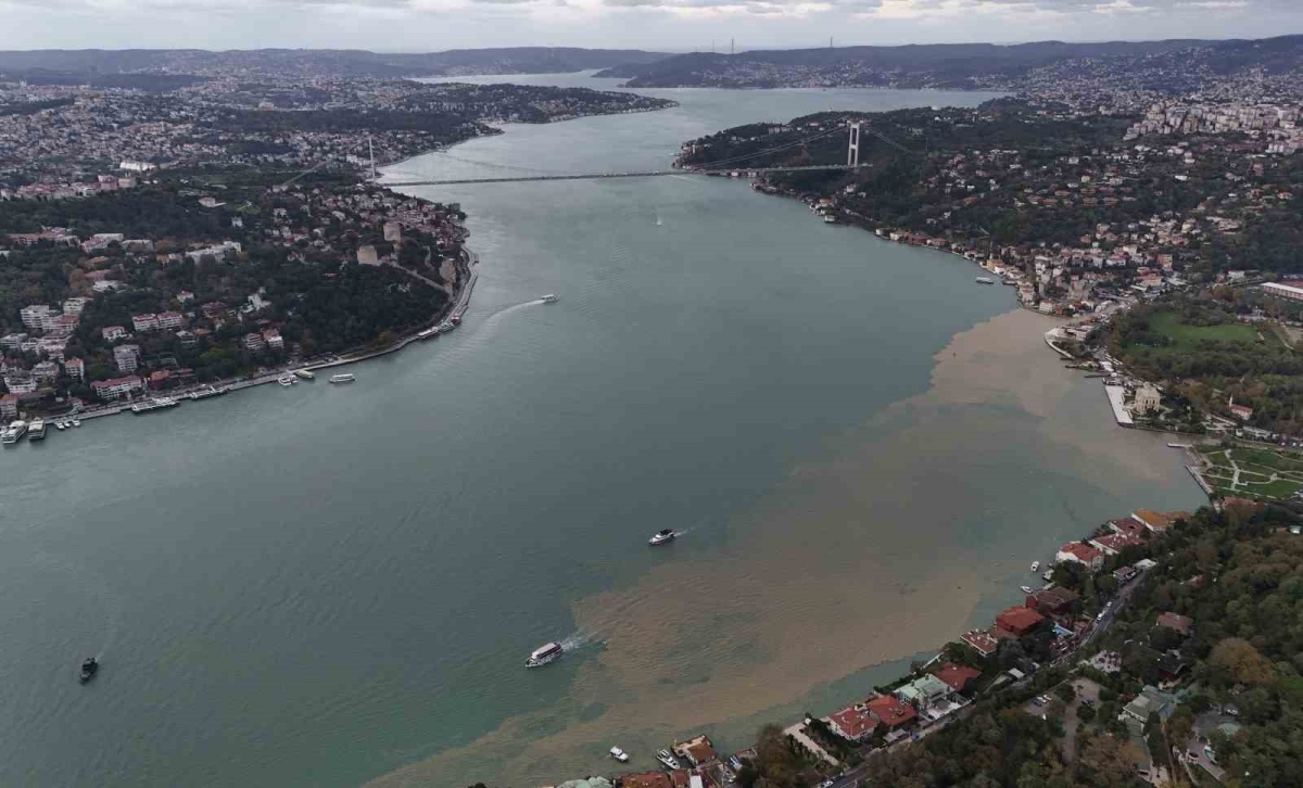 Yağmur sonrası İstanbul Boğazı çamura bulandı
