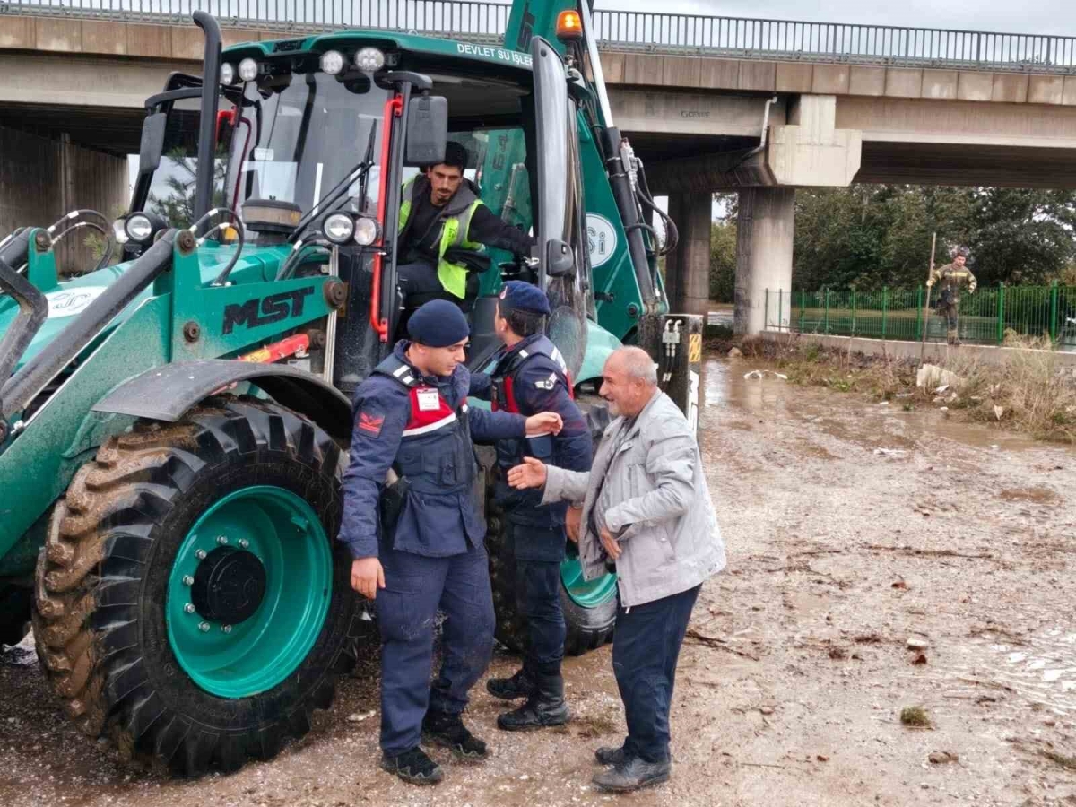 Bursa’da su taşkınında mahsur kalan vatandaşı jandarma kurtardı
