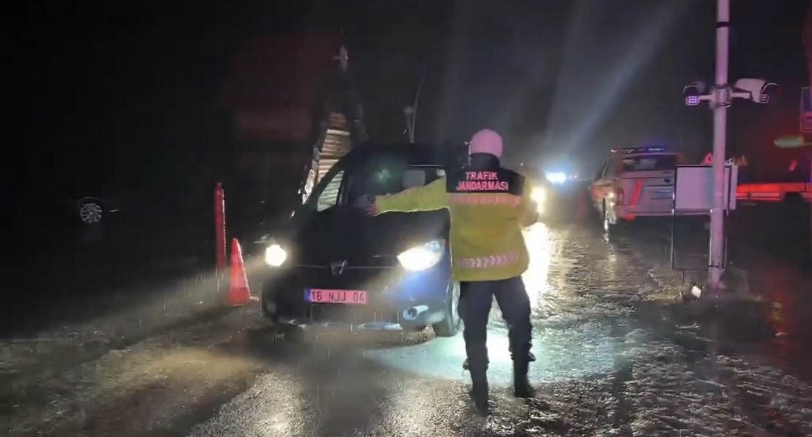 Uludağ’da kar kalınlığı 20 santimetreye ulaştı: Jandarma denetime geçti
