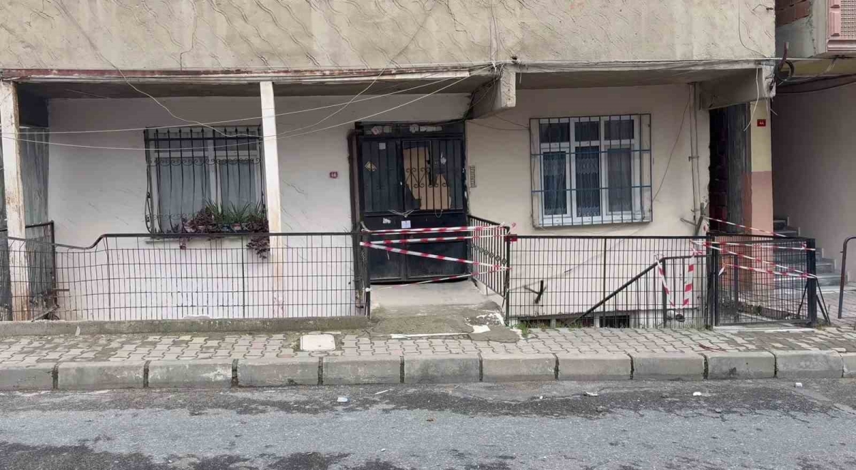Küçükçekmece’de tahliye edilen bina mühürlendi: Zabıta ekipleri nöbet tutuyor
