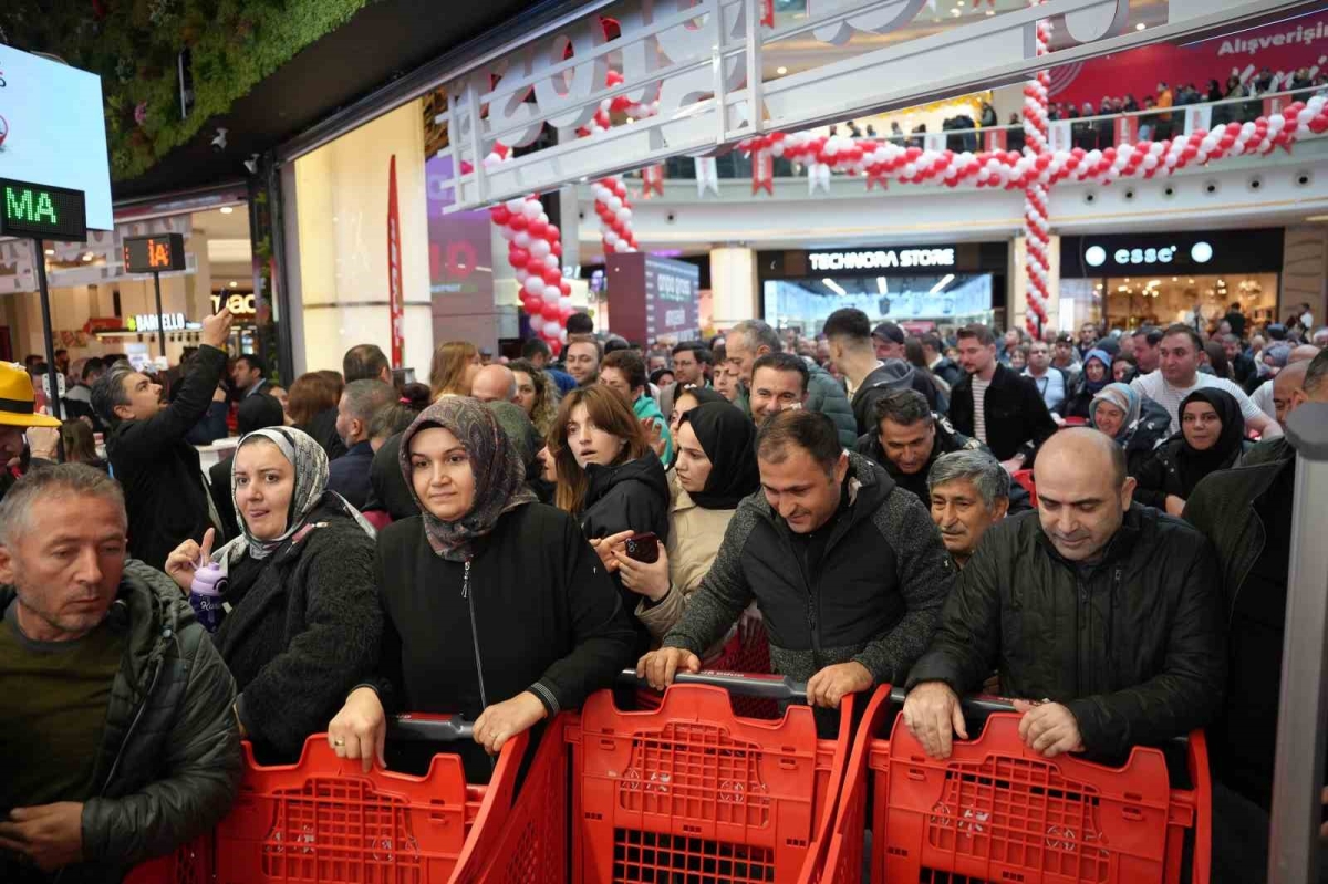 Açılışta indirim izdihamı: Kuyruk havadan görüntülendi
