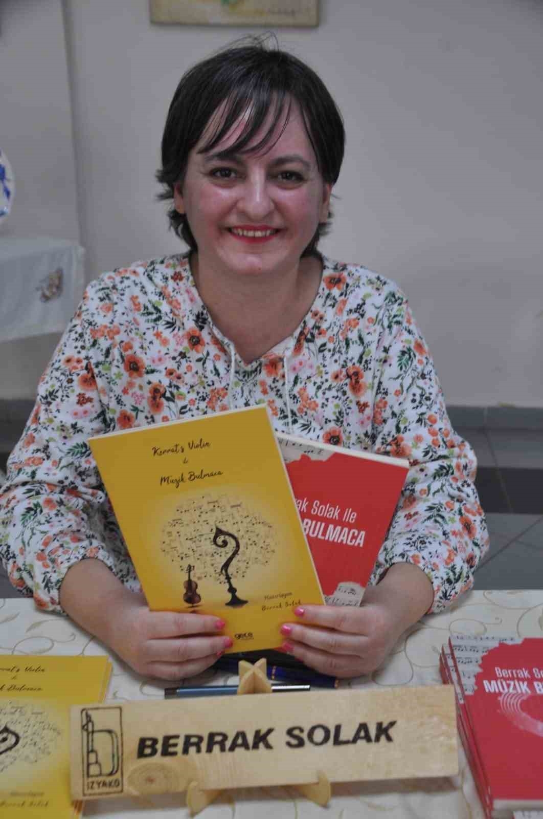 Burhaniyeli sanatçı kitaplarını tanıttı
