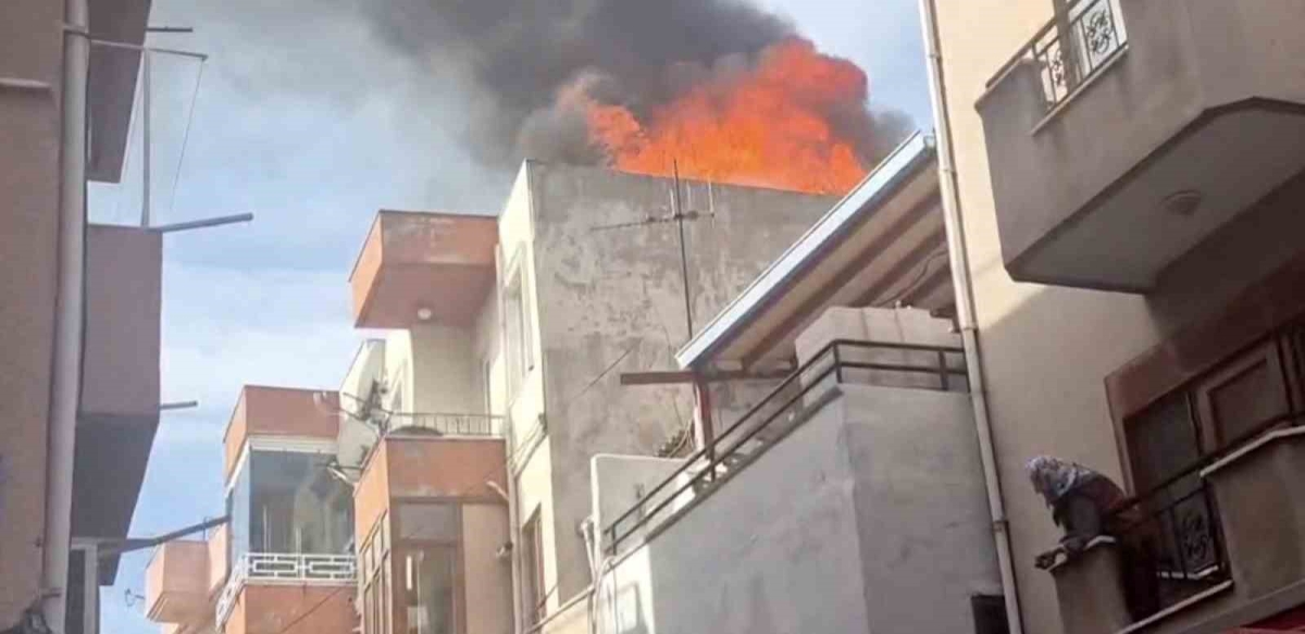 Çanakkale’de çatı katında çıkan yangın korkuttu
