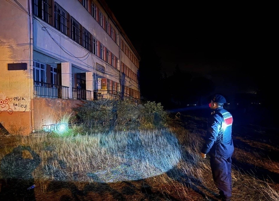 Çanakkale’de çeşitli suçlardan aranan 15 şüpheli tutuklandı
