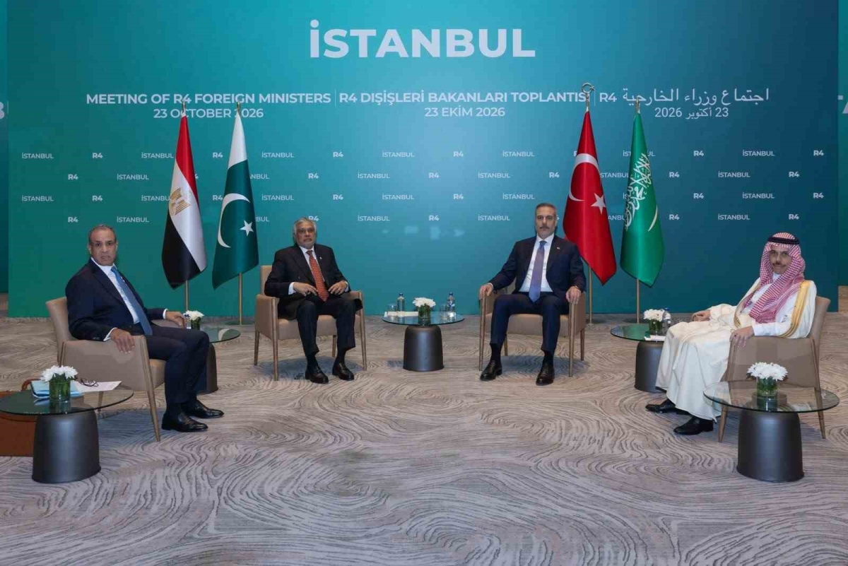 Bakan Fidan’ın ev sahipliğindeki R4 toplantısında aile fotoğrafı
