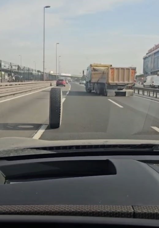 İstanbul E-5’te tehlikeli anlar kamerada: Seyir halindeki kamyonun iki tekerleği yerinden çıktı
