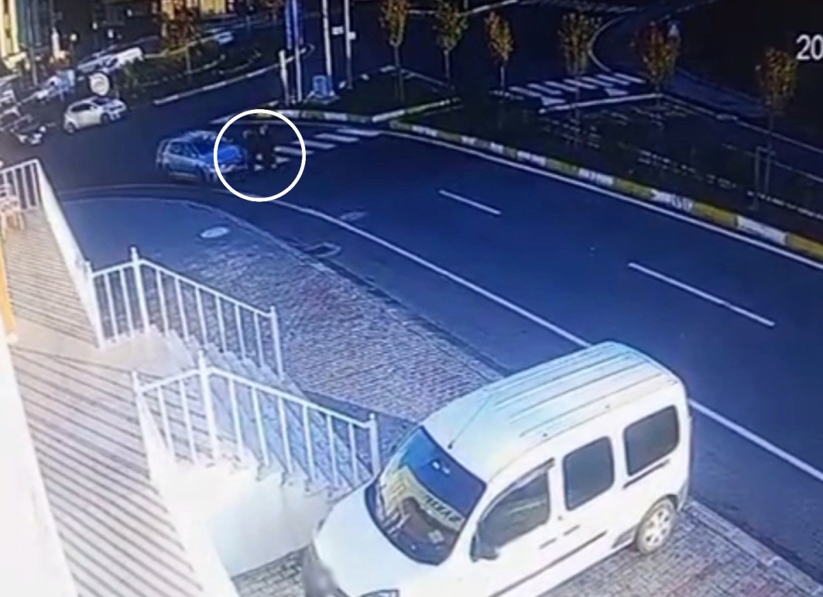 Yaya geçidinde iki öğretmene çarpan otomobilin dehşet anları kamerada
