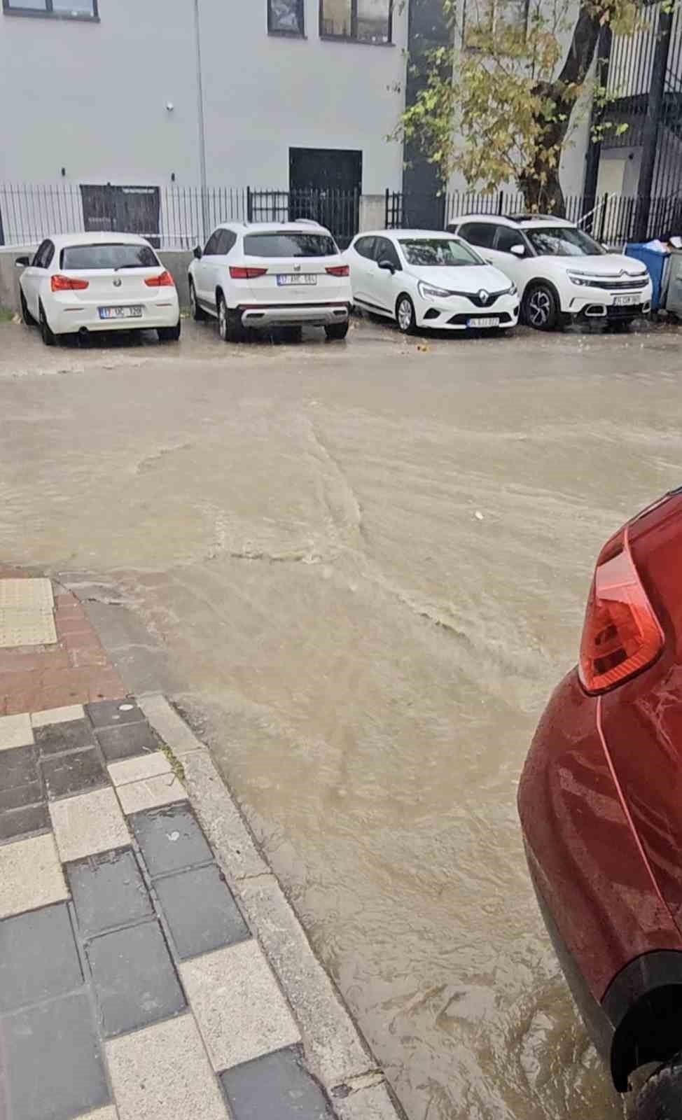 Çanakkale’de sağanak hayatı olumsuz etkiledi
