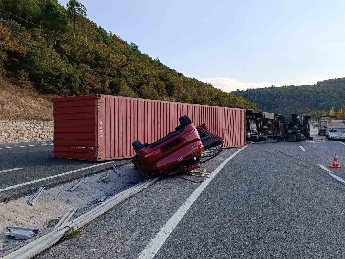 Devrilen tır yolu ulaşıma kapadı
