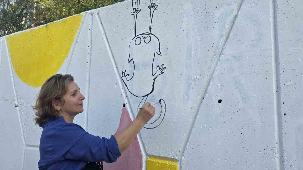 Bandırma’da duvarlar sanatla renklendi, Vecihibey Caddesi çiçek açıyor
