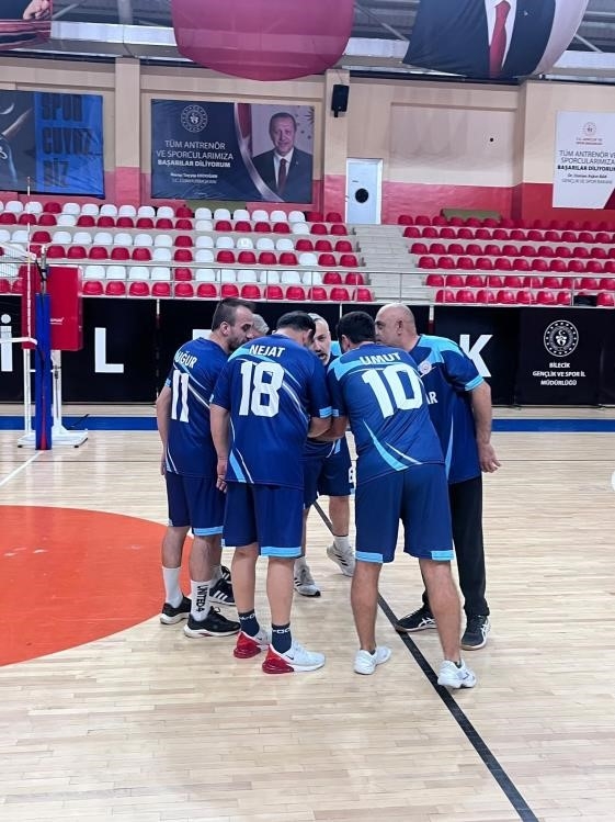 Voleybol maçında kazanan aile ve sosyal hizmetler oldu

