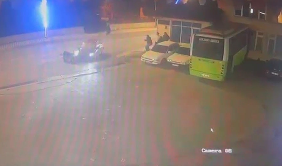 Otomobil ile motosiklet çarpıştı: O anlar kamerada

