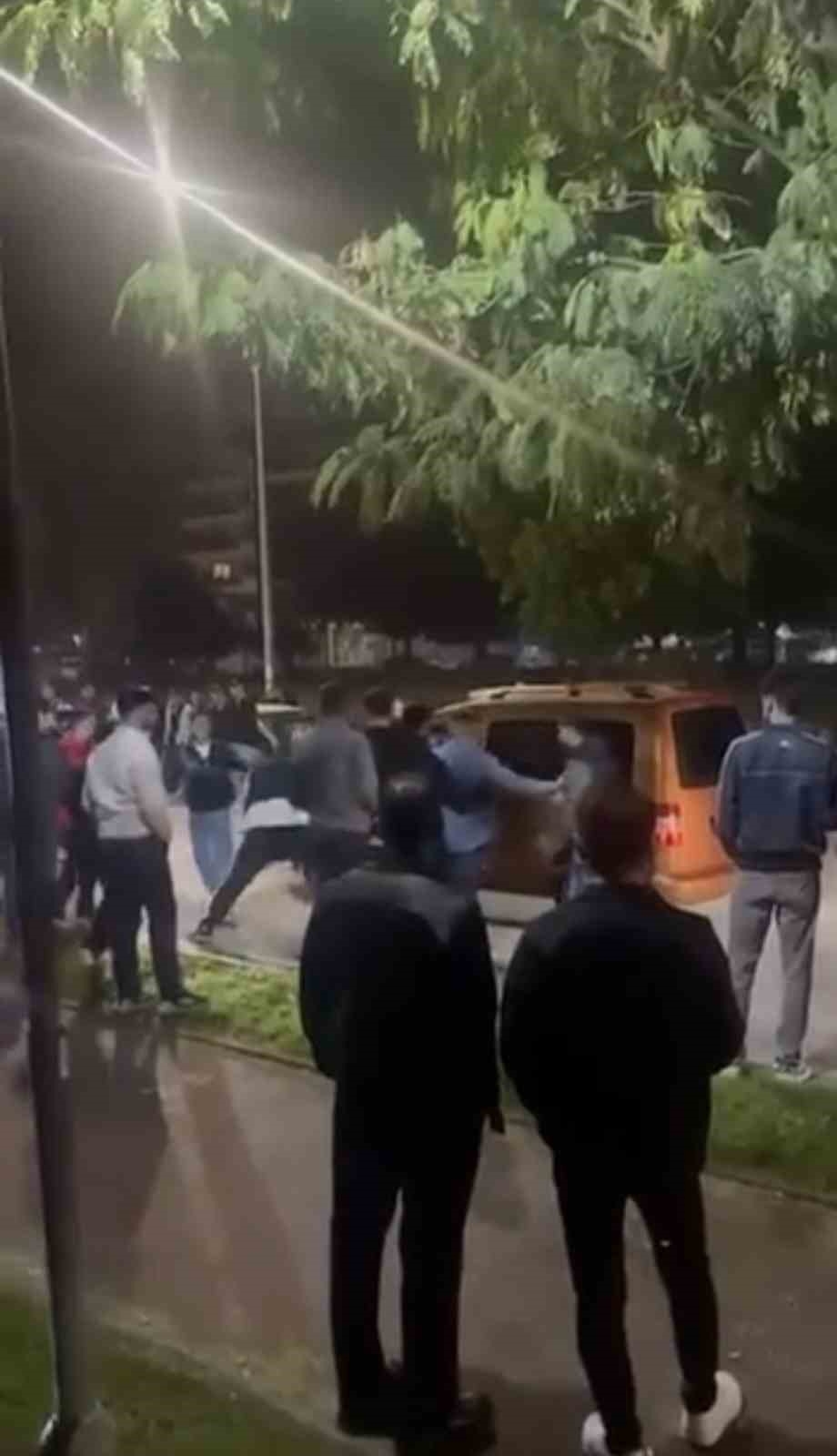 Parkta gençlerin kavgası kameraya yansıdı
