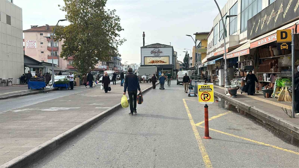 Dövüş antrenörü olduğunu söyleyen kadının yumruklu saldırısı kamerada
