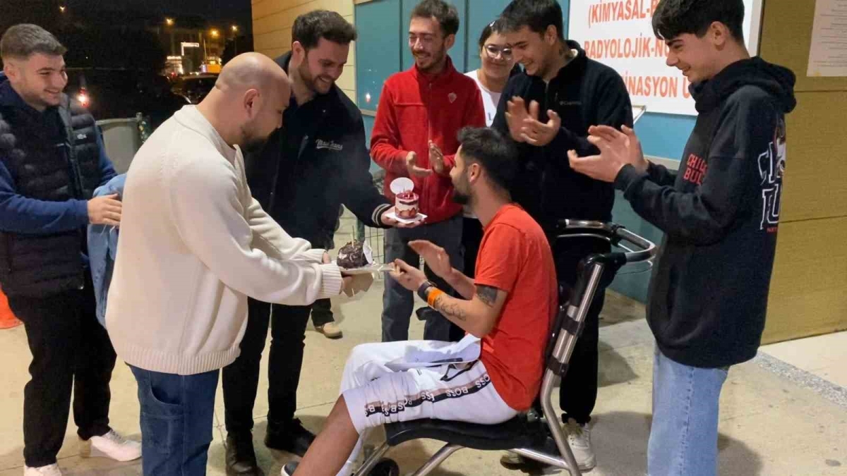 Doğum gününe giderken kaza yaptılar, acilde pastayı kestiler
