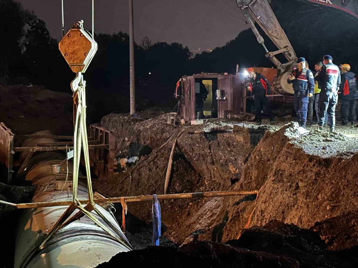 Gece saatlerinde göçük altında kalan işçi kurtarıldı
