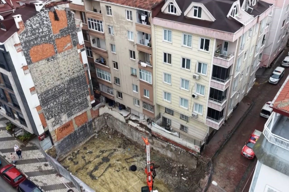 Bahçelievler’de zemininde çökme olan binalar dronla havadan görüntülendi
