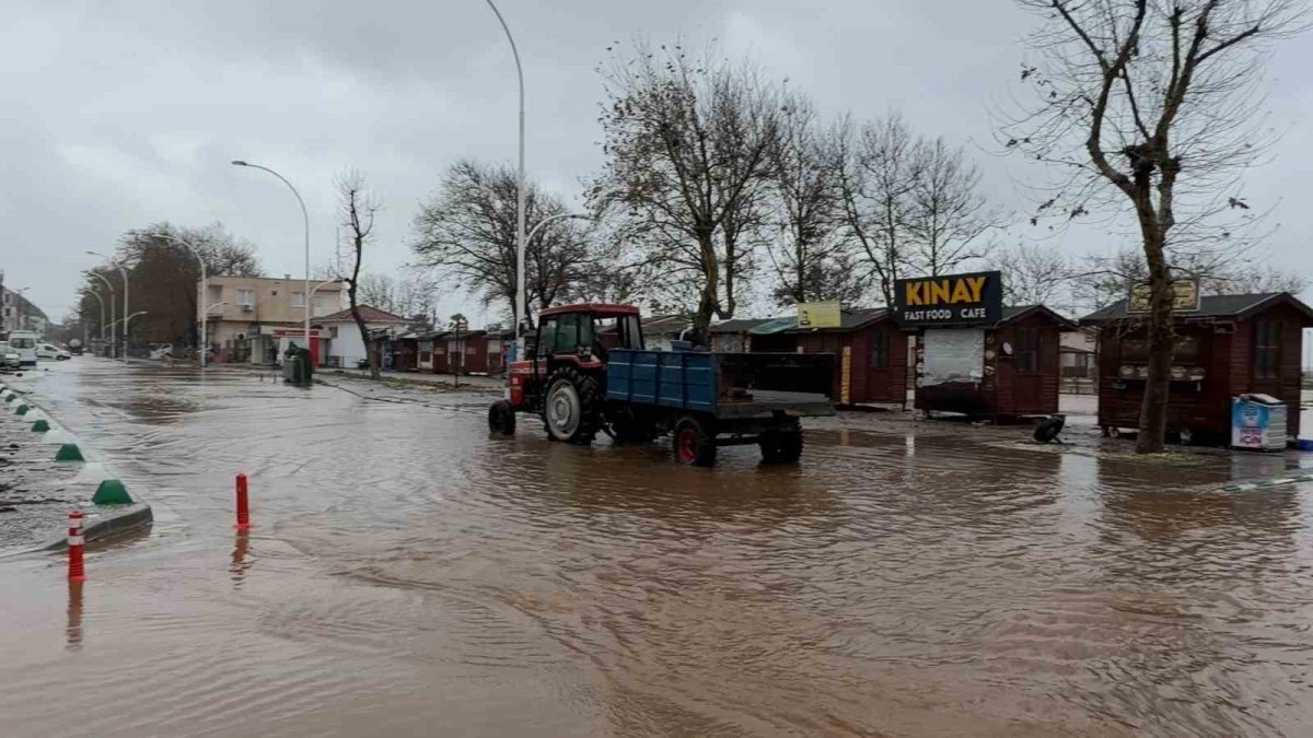 Karacabey’de yollar göle döndü, denize çıkamayanlar evlerinin önünden balık tuttu
