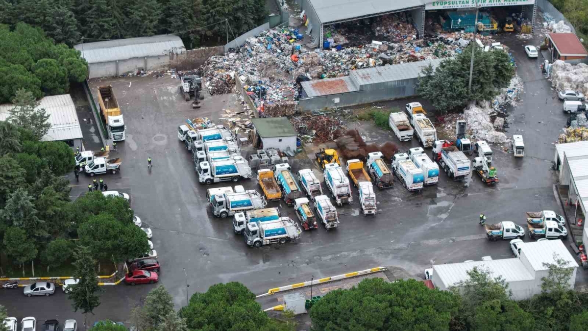 Eyüpsultan’da çöp toplaması gereken kamyonlar garajda bekliyor
