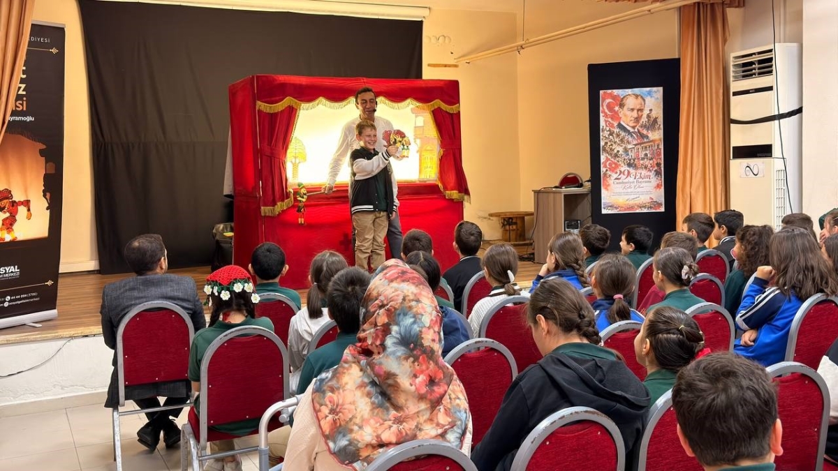 Minikler Hacivat ve Karagöz ile eğlendi
