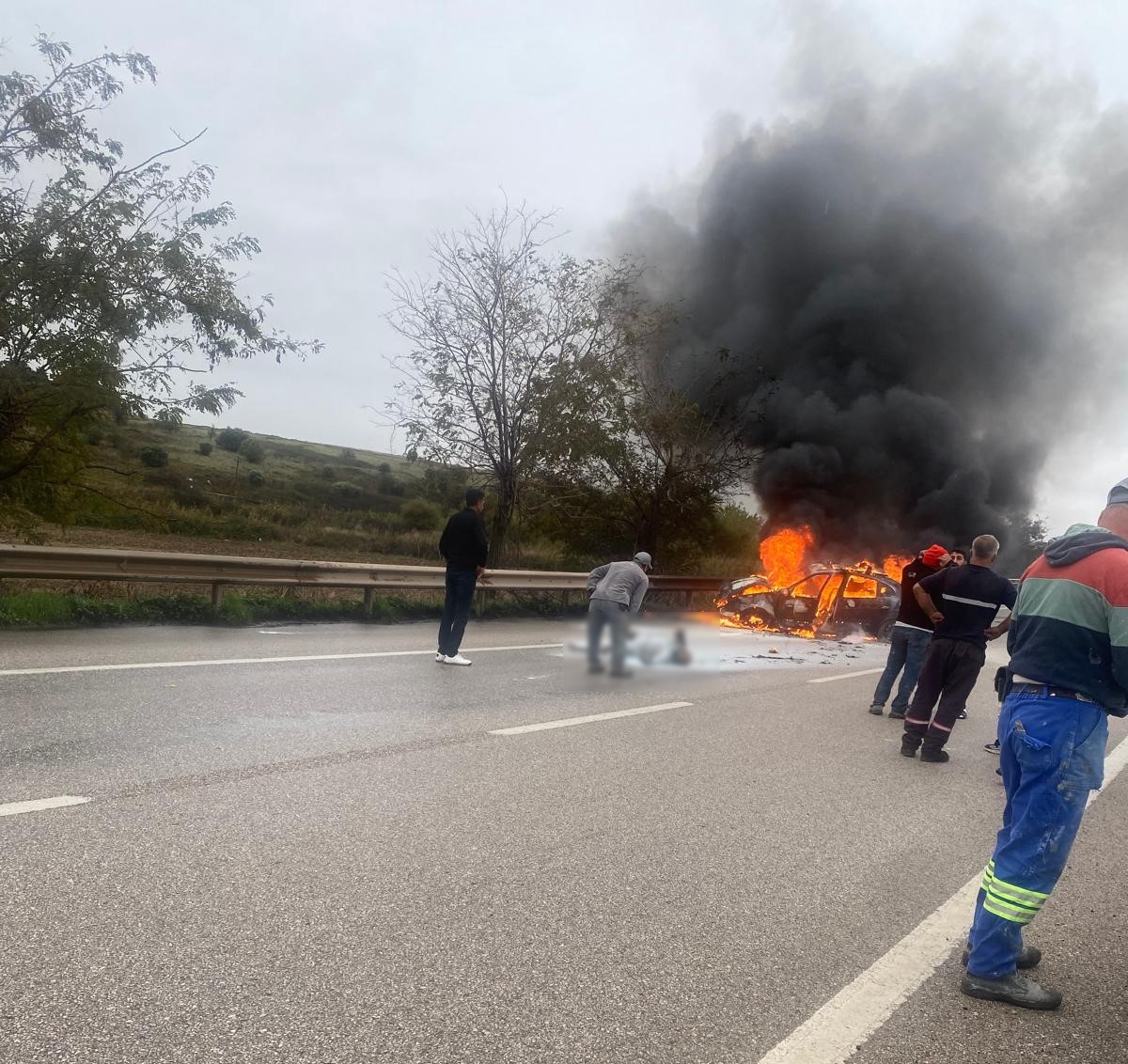 Bandırma-Çanakkale yolunda feci kaza: Araç alev aldı, 2 kişi yaralandı
