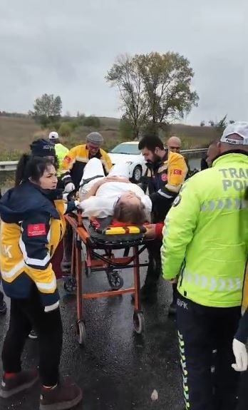 Kazaya denk gelen doktor, yaralı sürücünün yardımına koştu
