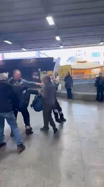 İstanbul’da metrobüs durağında kavga: Güvenlik görevlisi tartıştığı kişiye tekme attı
