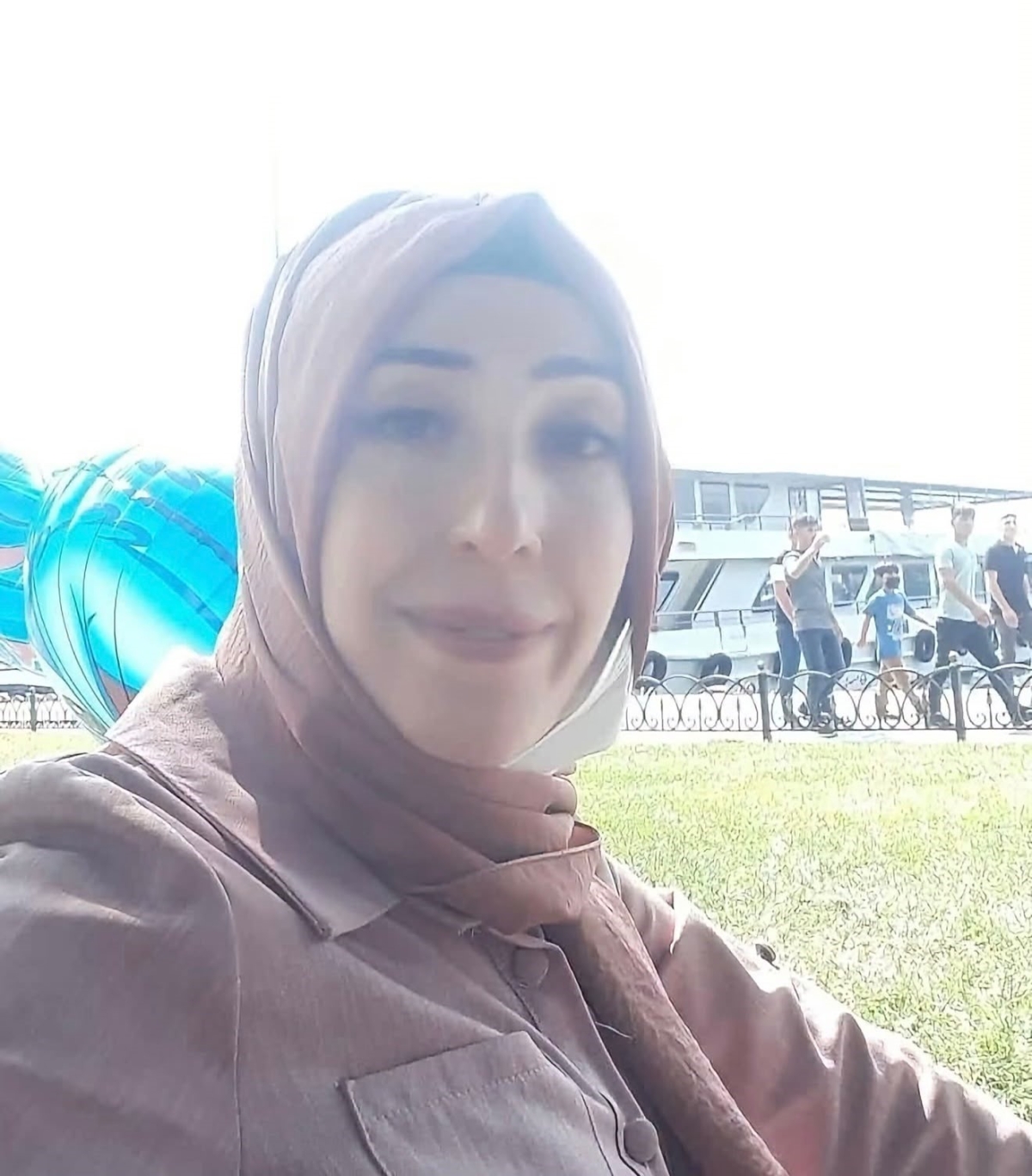 Çocuklarını kenara iterek kurtaran anne, devrilen minibüsün altında kalarak hayatını kaybetti
