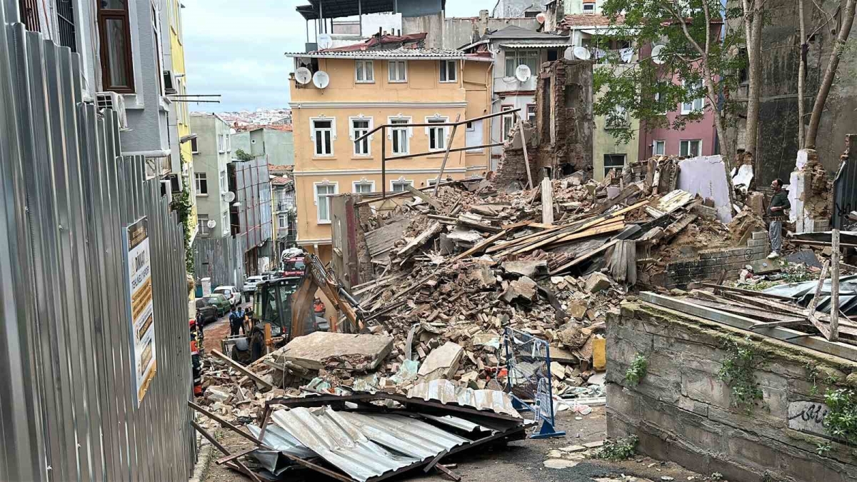 Beyoğlu’nda yerle bir olan bina havadan görüntülendi

