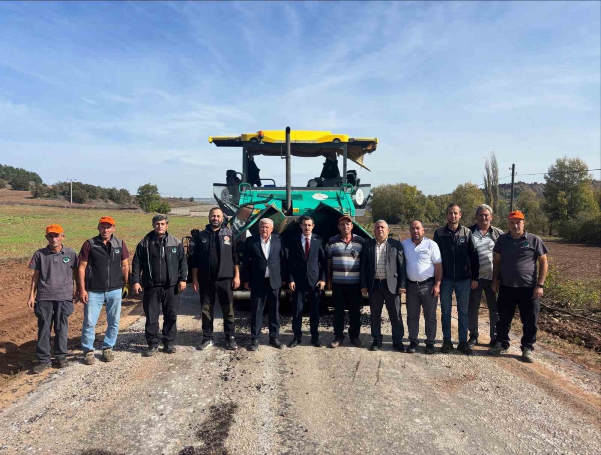 4 kilometrelik köy yolu sıcak asfalta kavuşuyor
