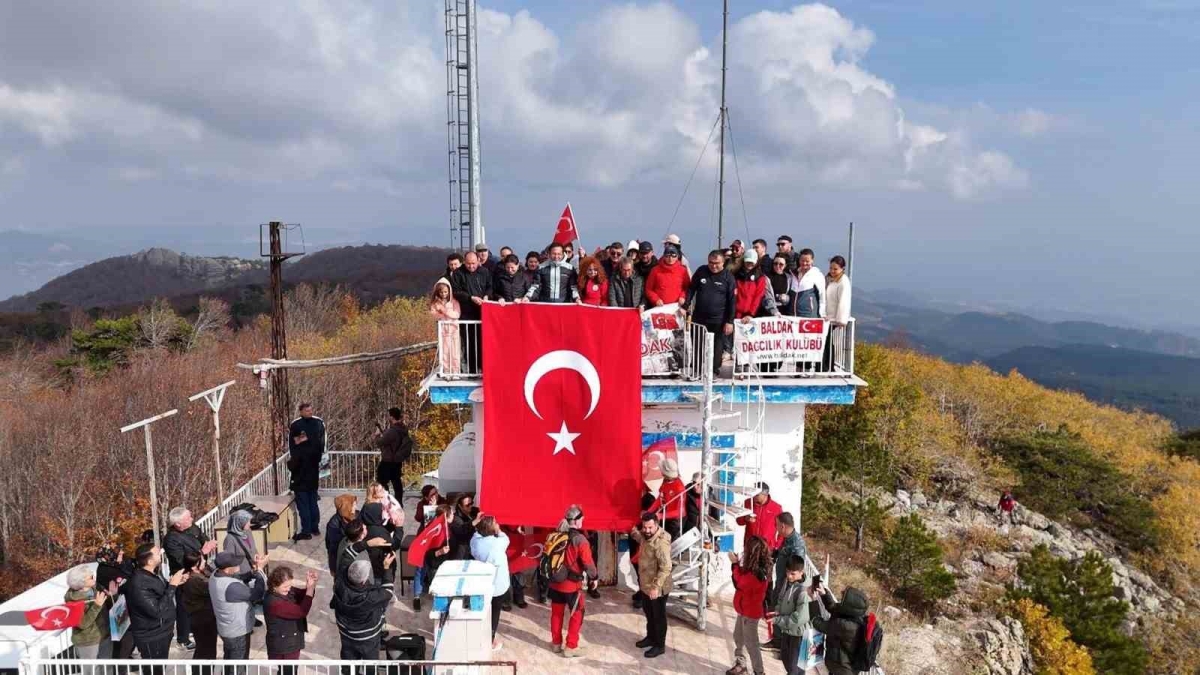 Sındırgı’da Cumhuriyet coşkusu Ulus dağı zirvesine taşındı

