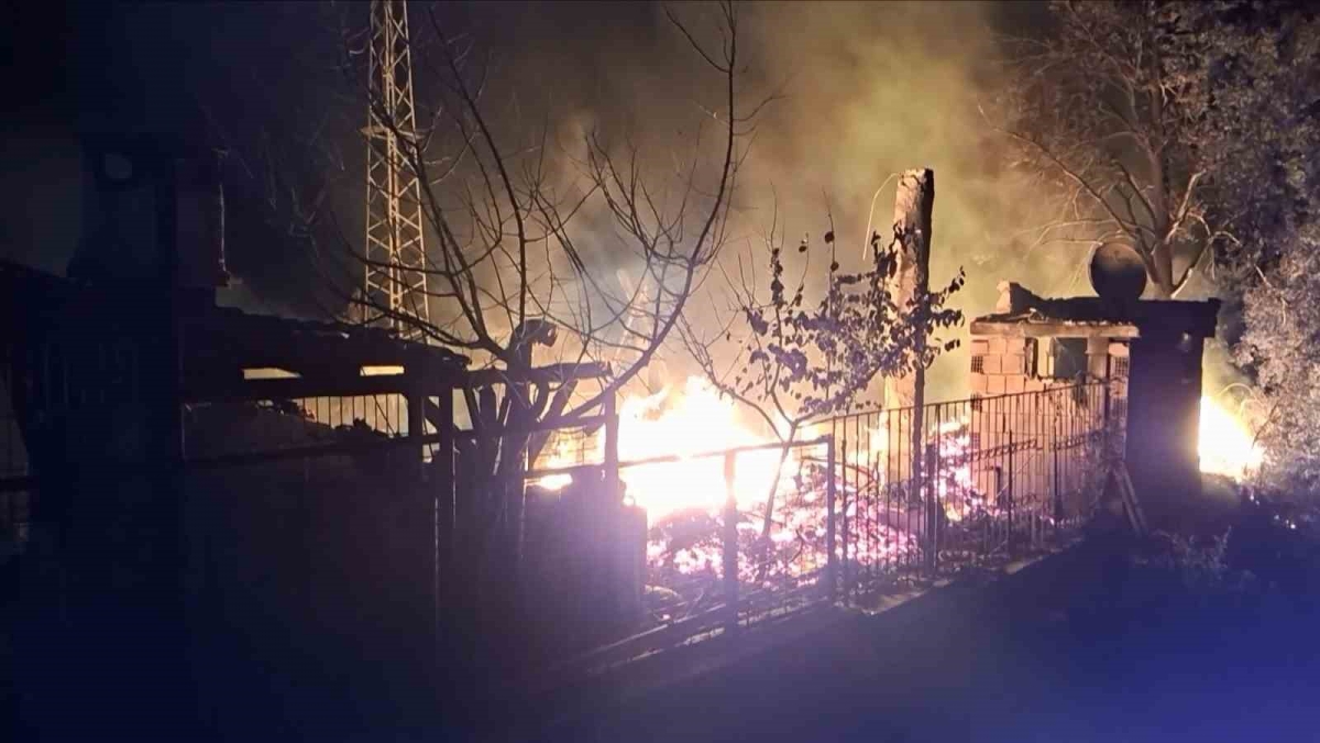 Bungalov yangını korkuttu, alevler ormana sıçramadan söndürüldü
