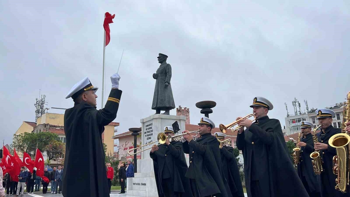 Çanakkale’de Cumhuriyet Bayramı coşkusu çelenk töreniyle başladı
