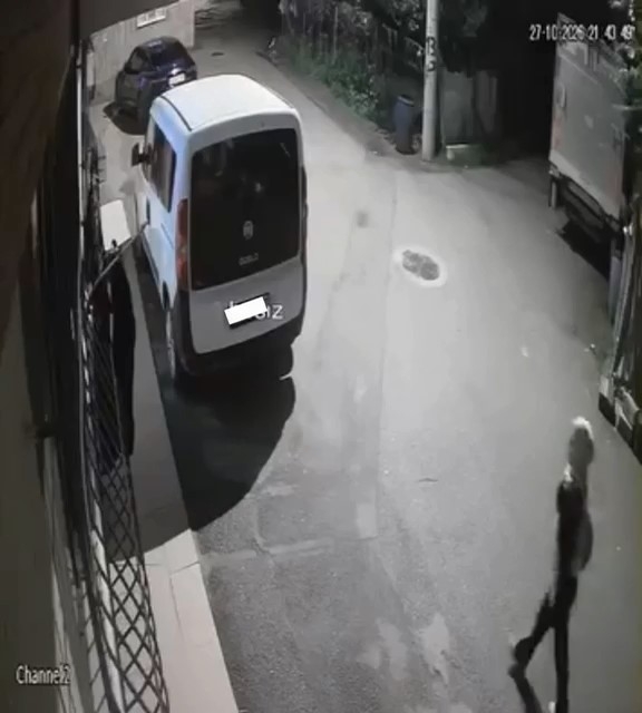 Korkuluğa asılan kıyafetleri beğenip alan kadın kameraya yakalandı
