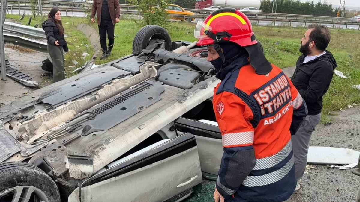 Eyüpsultan’da otomobil taklalar atarak çayırlık alana savruldu
