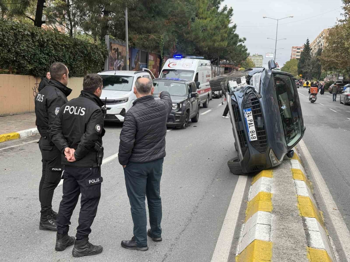 Beylikdüzü’nde kazaya karışan araç yan yattı
