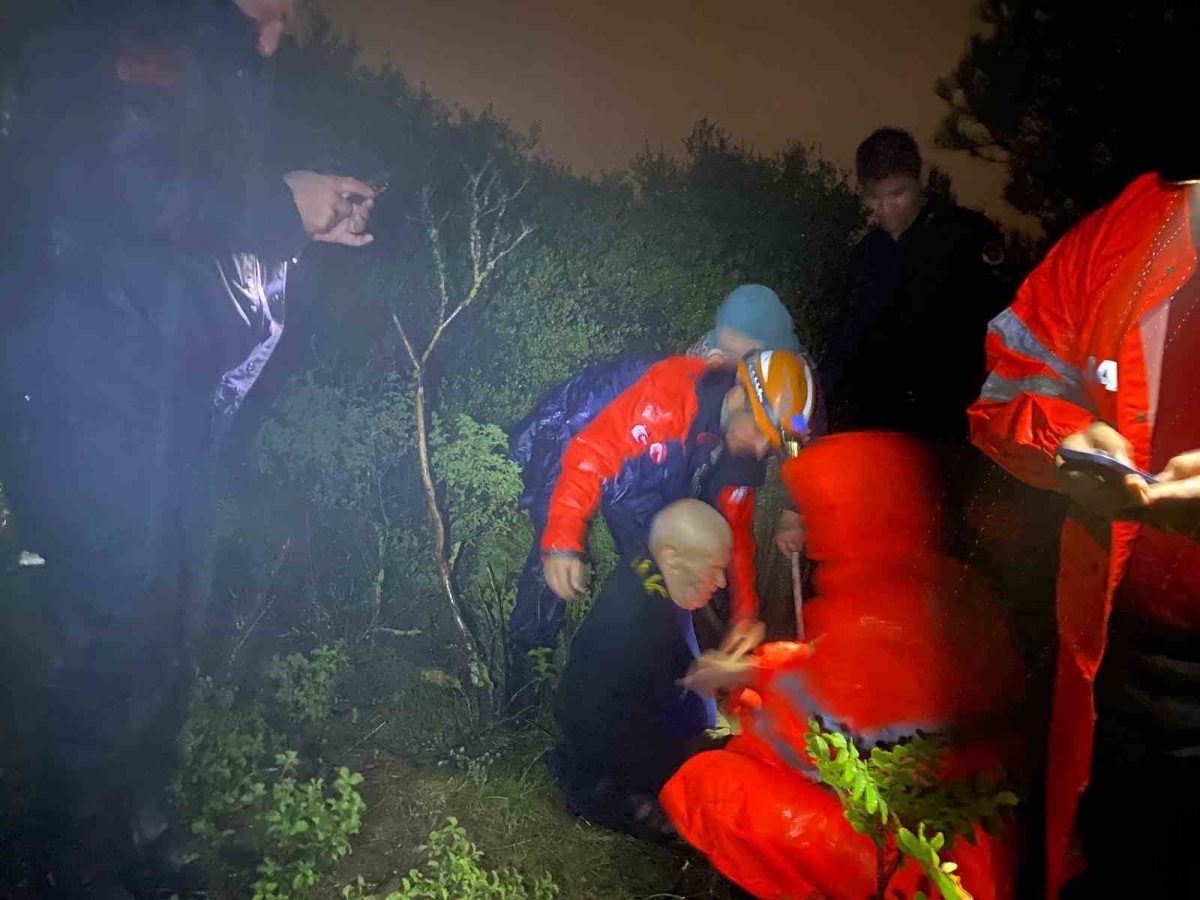 Bursa’da mahsur kalan yaşlı çift için seferber oldular: Jandarma sırtında taşıdı
