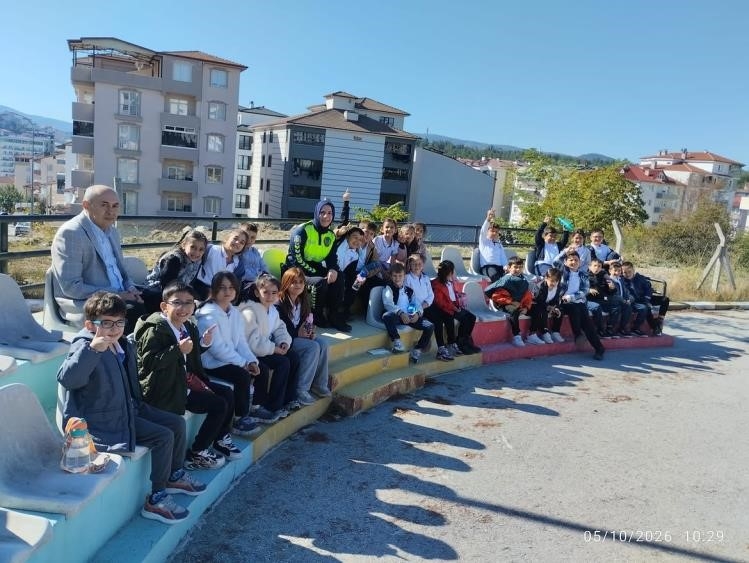 Bilecik’te ilkokul öğrencilerine uygulamalı trafik eğitimi
