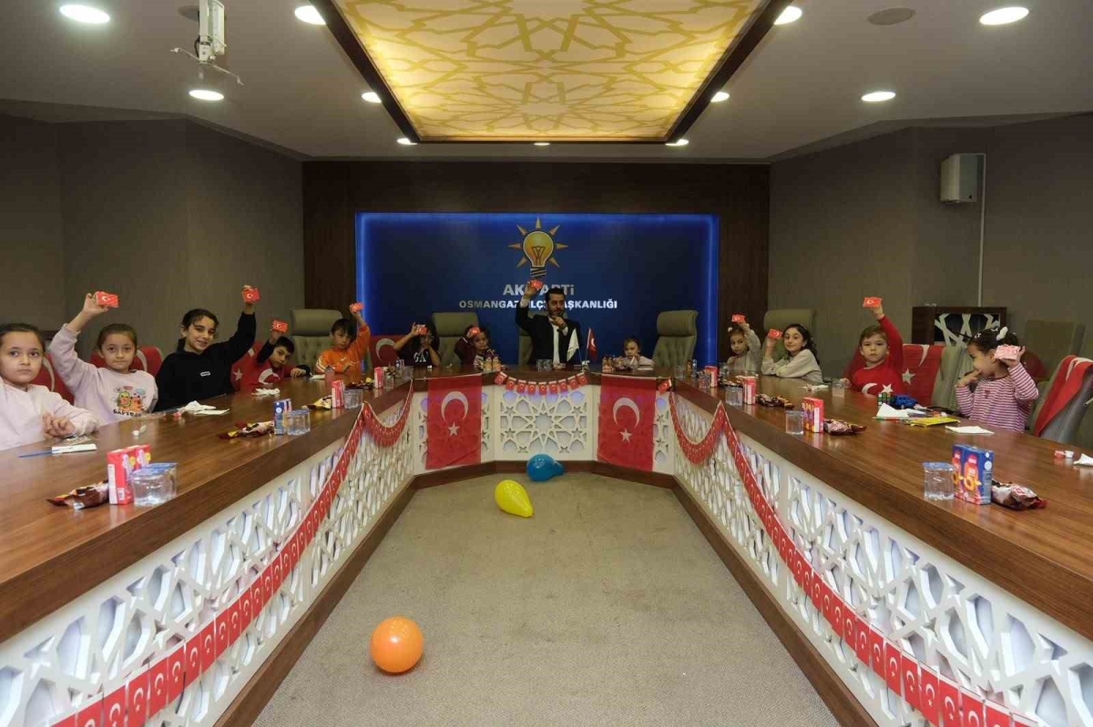 AK Parti Osmangazi’den 29 Ekim’e anlamlı etkinlik: Minik ellerden şehit ailelerine bayrak hediyesi
