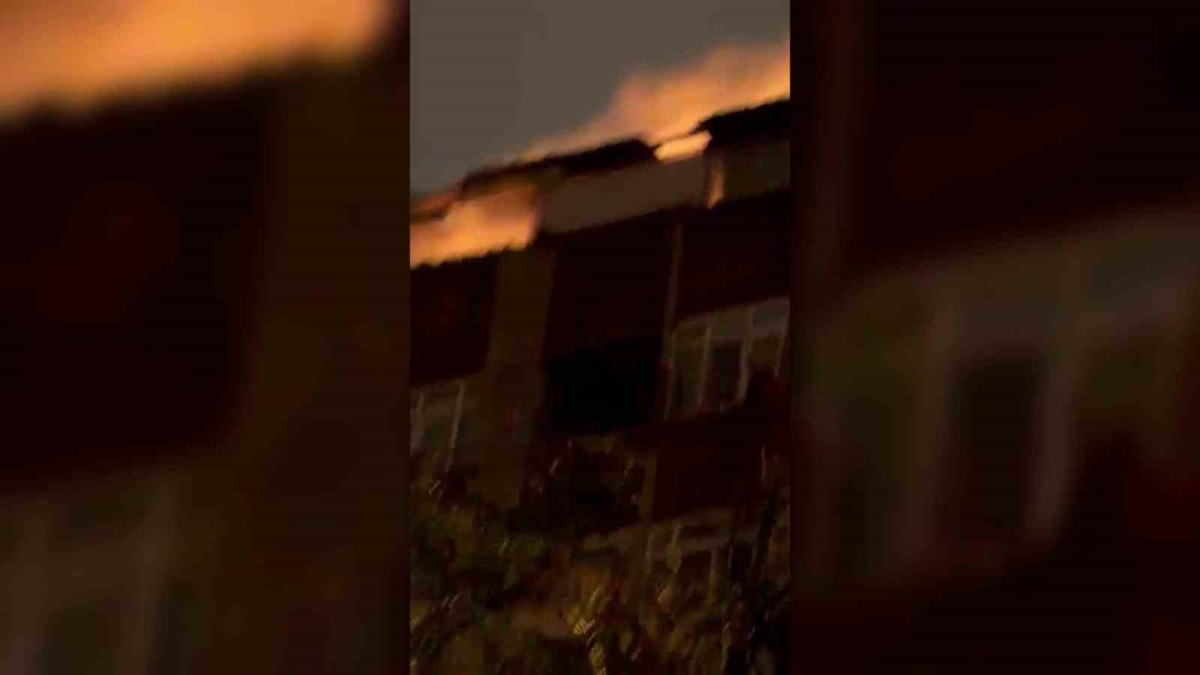 Kağıthane’de 5 katlı binanın çatısı alev alev yandı
