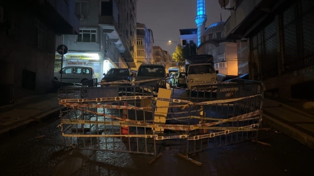 Gaziosmanpaşa’da sağanak sonrası yolda çökme meydana geldi
