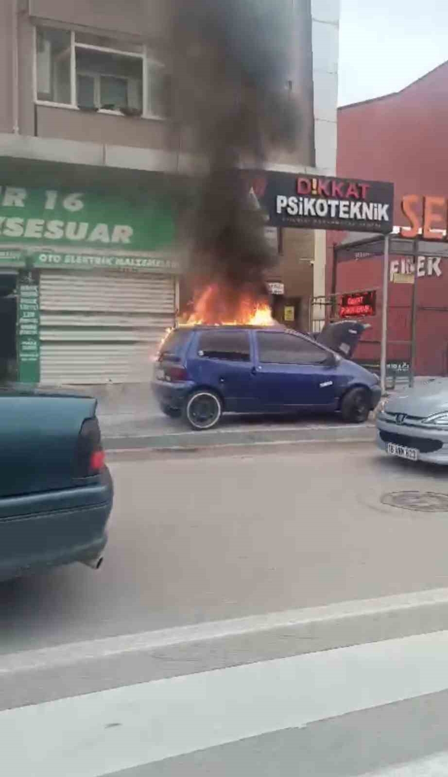 Bursa’da park halindeki otomobil alevlere teslim oldu
