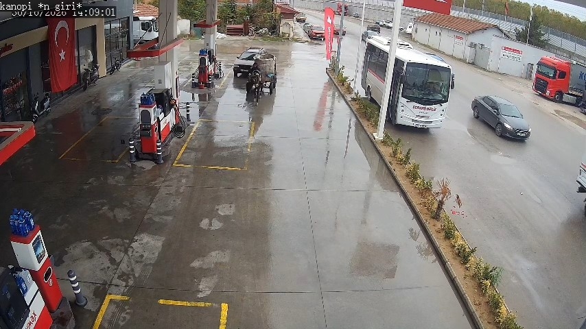 Yakıtı biten aracı at arabasıyla 2 kilometre çekti
