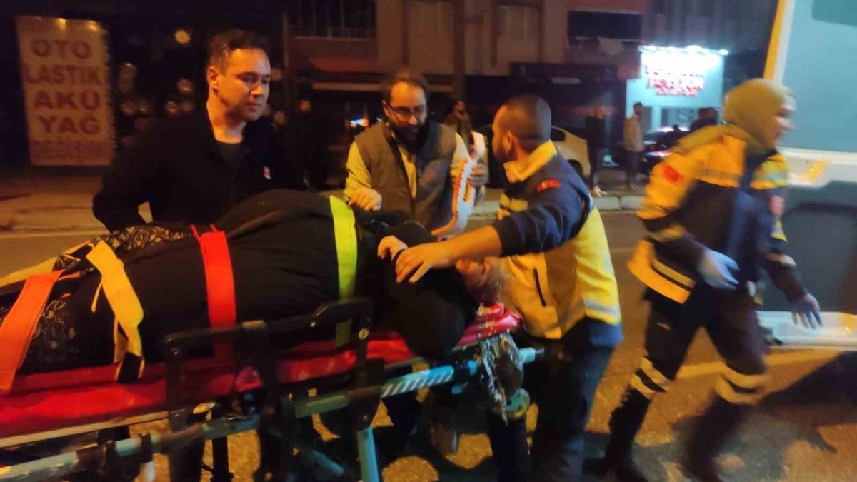 Kamyonet ana yoldan karşıya geçmek isteyen anne ve kızına çarptı: 2 yaralı